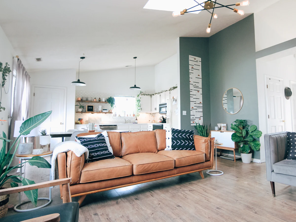 Sala de estar con sofá de cuero y estantería